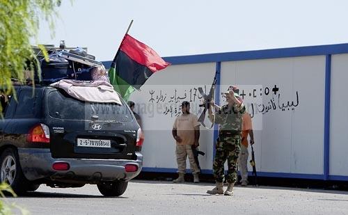 28 août 2011 : à l'entrée du poste frontalier libyen de Ras Jedir;les réfugiés libyens de retour de Tunisie félicitent et remercient les combattants rebelles qui ont libéré la Libye