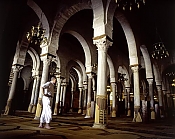 kairouan;homme;tradition;costume;salle-des-pri�res;Mosqu�e;Mosquee;architecture-musulmane