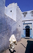 kairouan;architecture-musulmane;medina;rue;ruelle;costume;vetement;tradition;femme